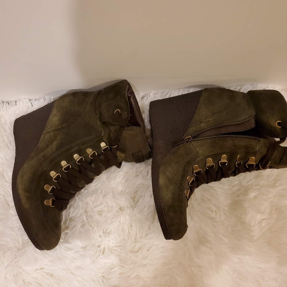 Boots - Picture 3 of 5